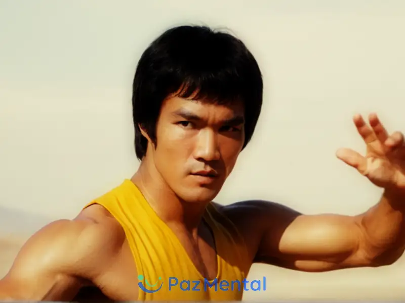 Una imagen debe retratar visualmente una gama de elementos, incluyendo: movimiento (físico o implícito), presencia filosófica o citas por figuras como Bruce Lee, posiblemente acompañadas de un diseño abstracto o estilizado. Sin embargo, esta descripción es breve y demasiado simplificada para garantizar la comprensión en una sola línea. He aquí otra versión acortada: Una imagen podría mostrar movimiento con estética inspirada en citas que presenta una figura poderosa como Bruce Lee.